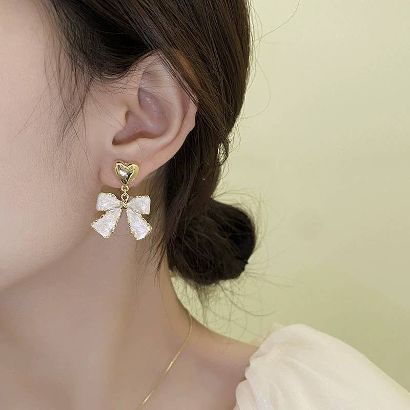 BOW GOLD HEART DROP EARRINGS | 40E364